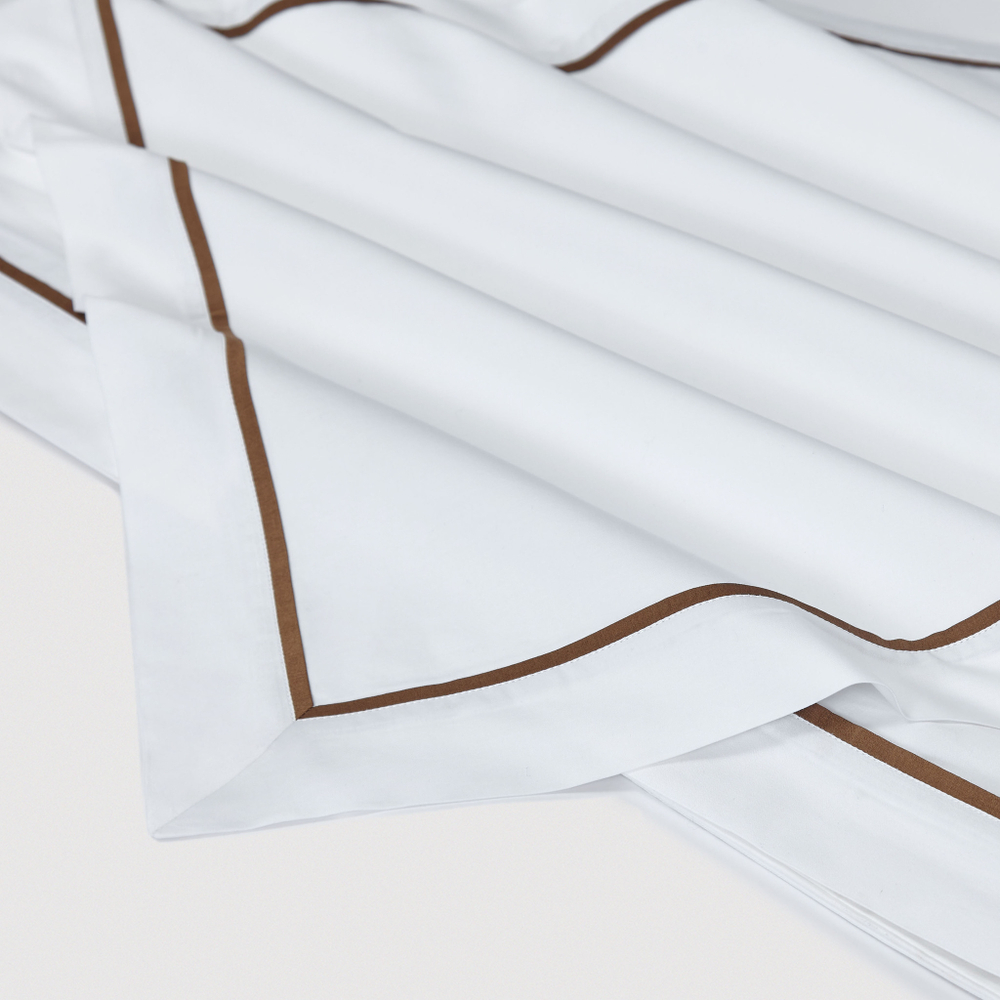 Постельное белье 2 спальное евро Сlaire&Caroll George белое с темно-коричневым кантом