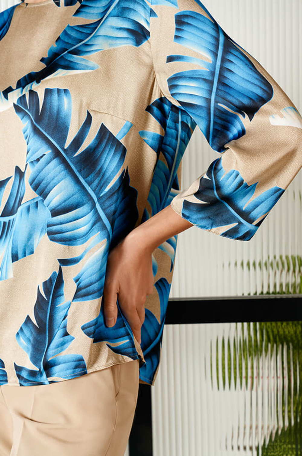 22680 Блузка женская (бежево-синий принт)