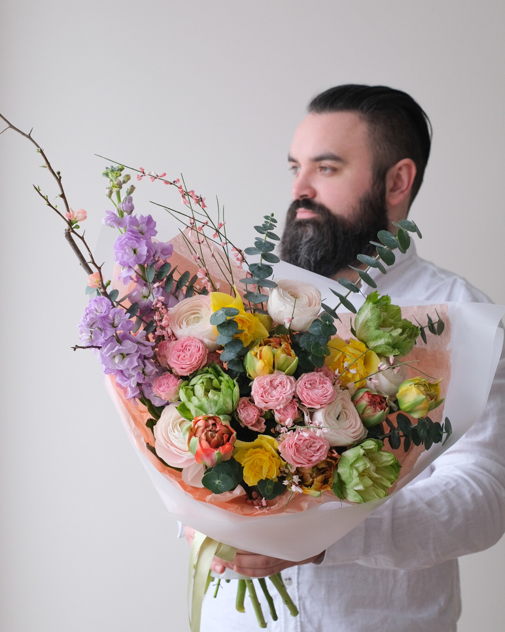 Весенний букет с ранункулюсами, нарциссами, тюльпанами Гудошник и маттиолой