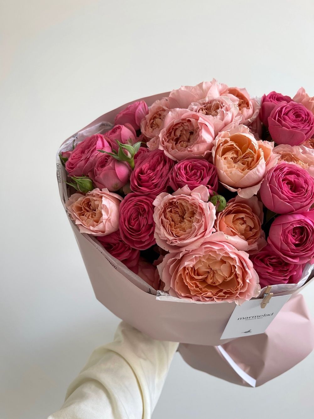 Букет из ярких кустовых пионовидных роз в оформлении