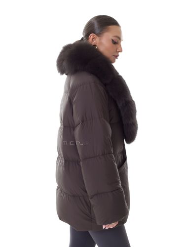 Шоколадный удлиненный пуховик с поясом и меховым воротником