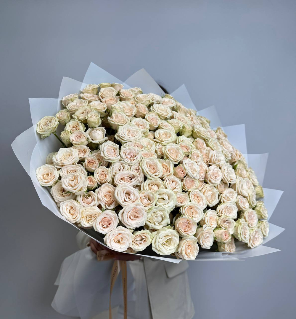 Чудесный букет с кустовой розой