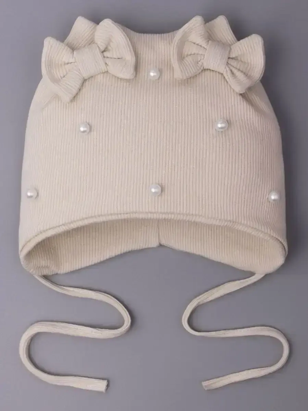 Шапка для девочки осенняя на завязках с бусинами