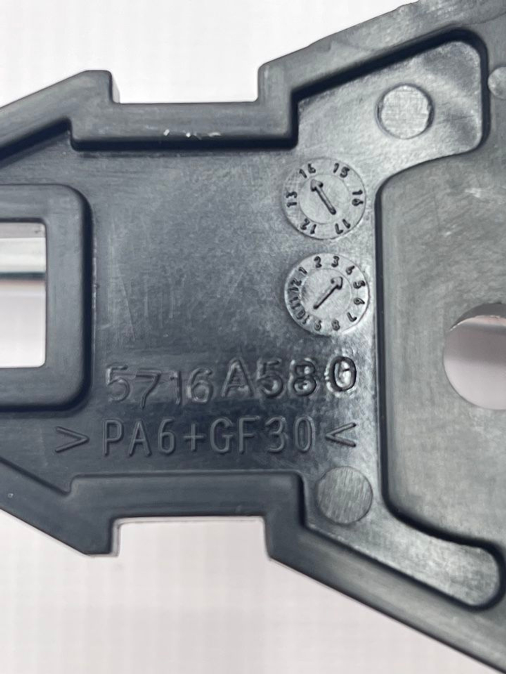 Ручка двери внутренняя правая MIТSUBISНI. 5716A580. Оригинал.