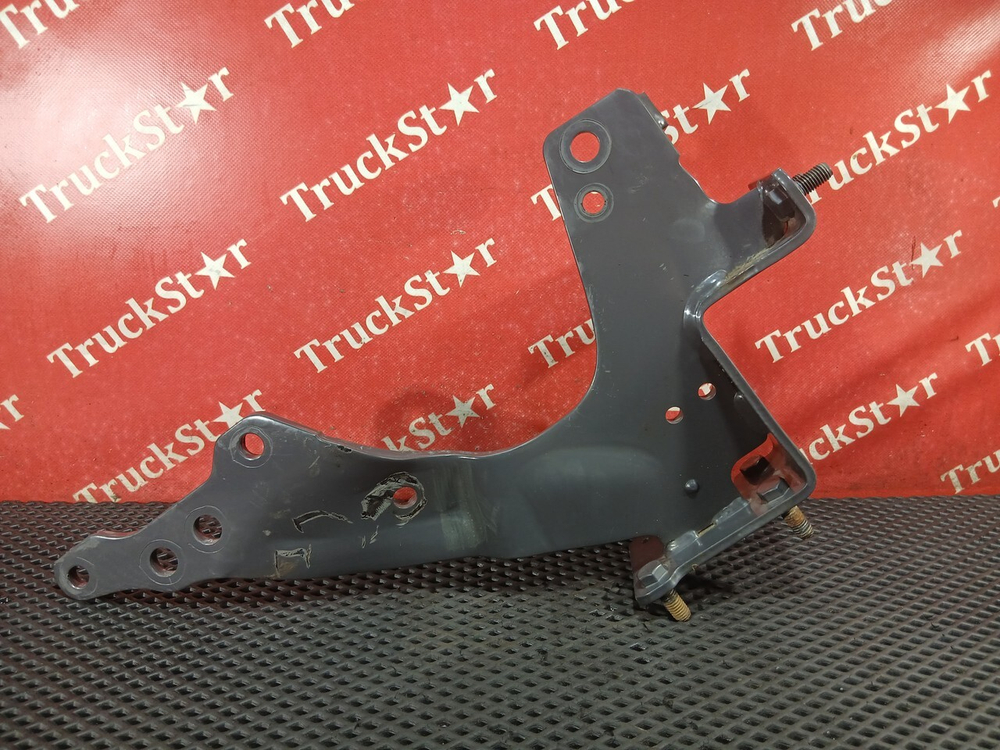 Кронштейн бампера левый