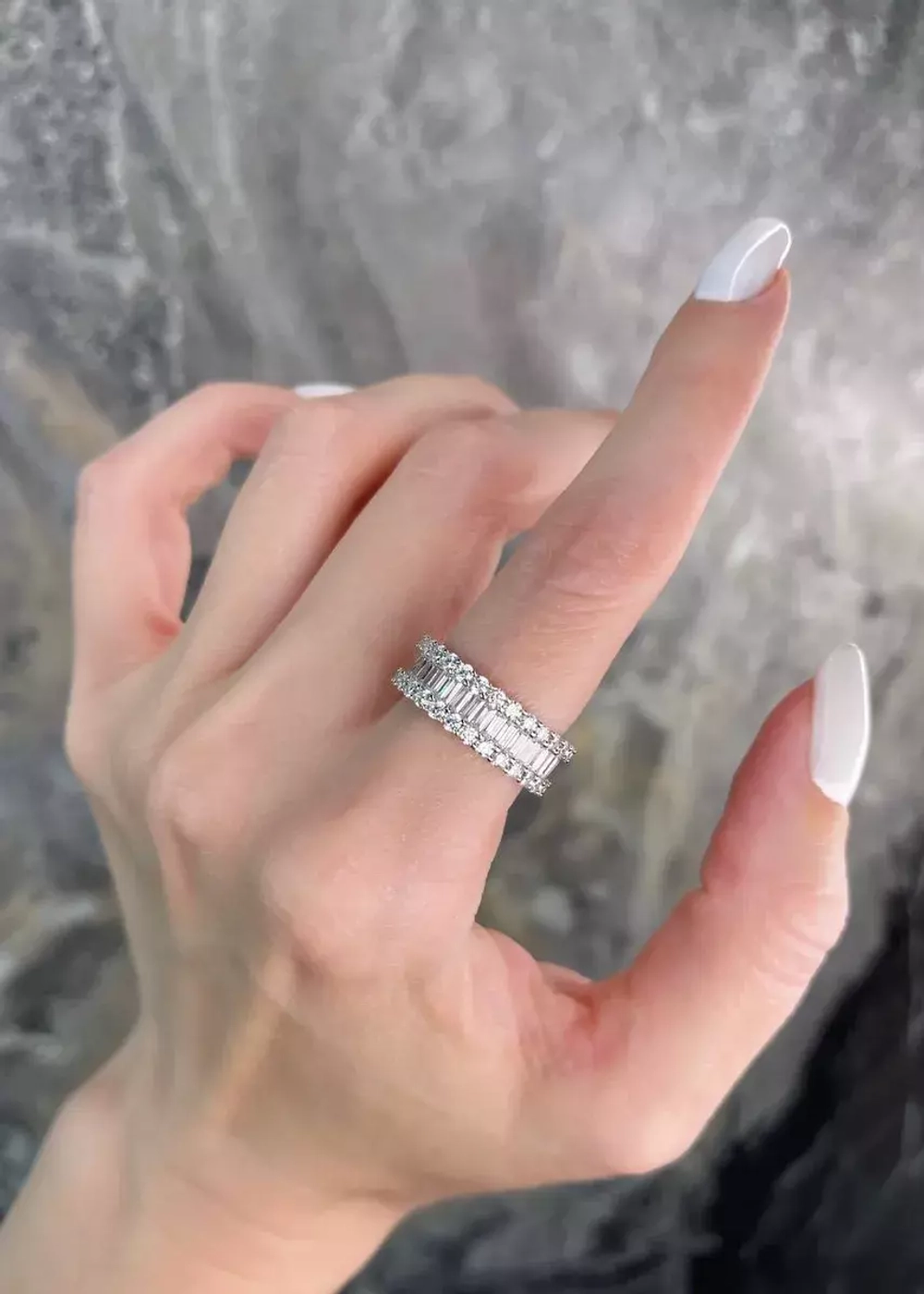 Серебряное кольцо-дорожка с багетными фианитами и микроцирконами добавит яркости в ваш образ. Словно яркая вспышка оно загорится в свете софитов на любом торжественном мероприятии, приковывая внимание неповторимой игрой камней. В комплект к этому украшению можно заказать серьги и подвеску, которые станут последним штрихом вашего стиля.   Купить кольцо-дорожку с багетными фианитами и микроцирконами вы можете по приемлемой стоимости в нашем ювелирном магазине. Доставка изделия возможна как по Москве, так и в любую точку РФ.