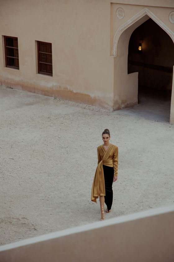 Платье макси драпированное из сатина с объемными плечами