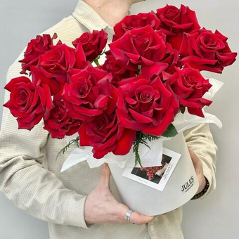 «Нуар» композиция из 17 красных французских роз Эксплорер в шляпной коробке