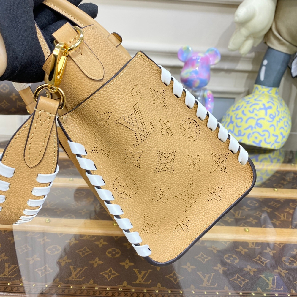 Louis Vuitton On My Side PM