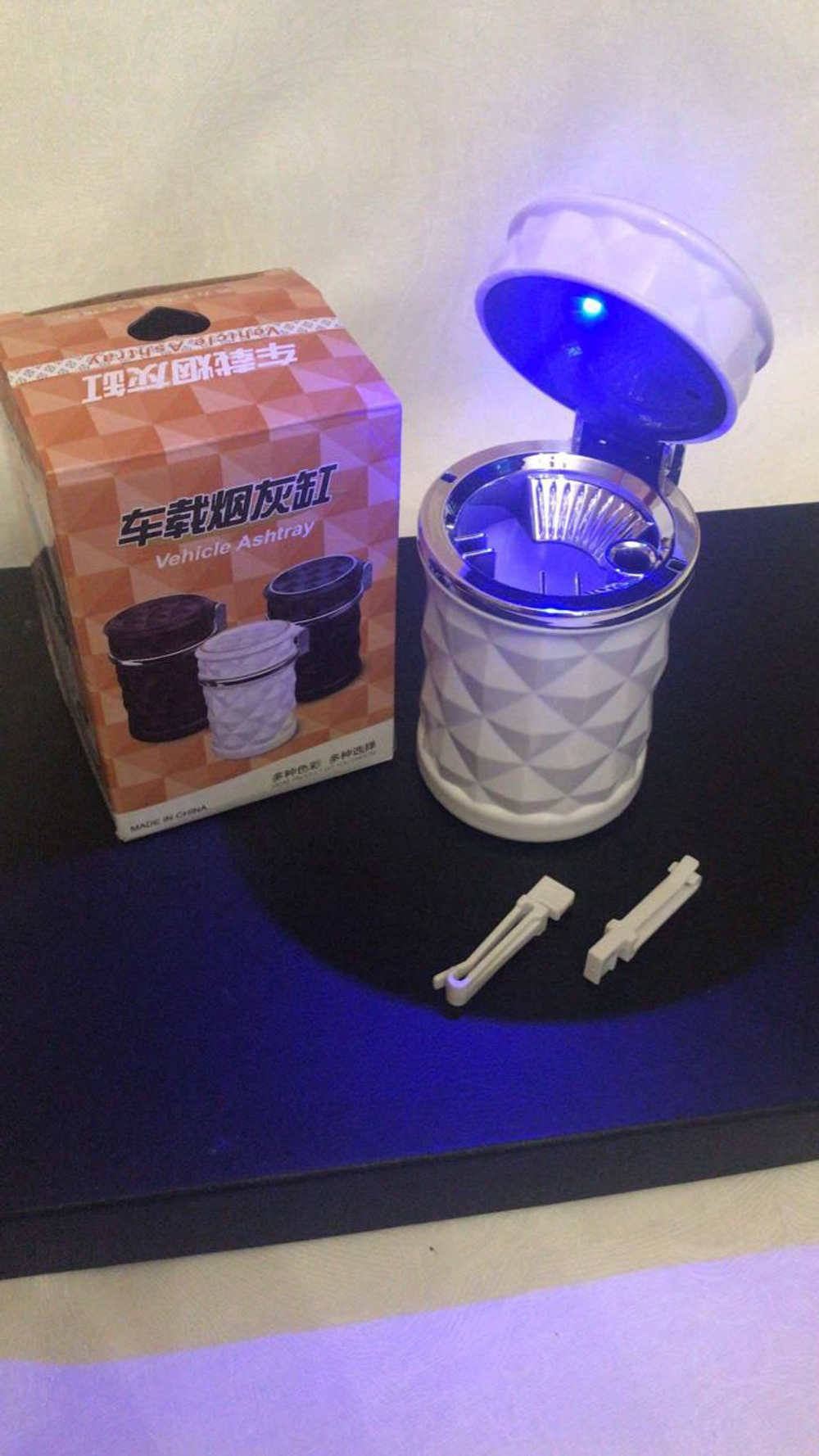 Пепельница автомобильная бездымная с подсветкой белая