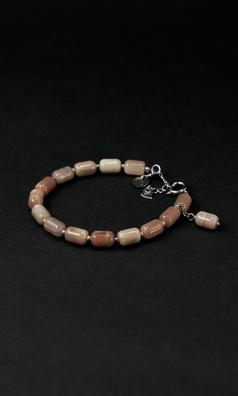 Браслет "Memo about Mindfulness" из цилиндрического солнечного камня с с серебряными бусинами