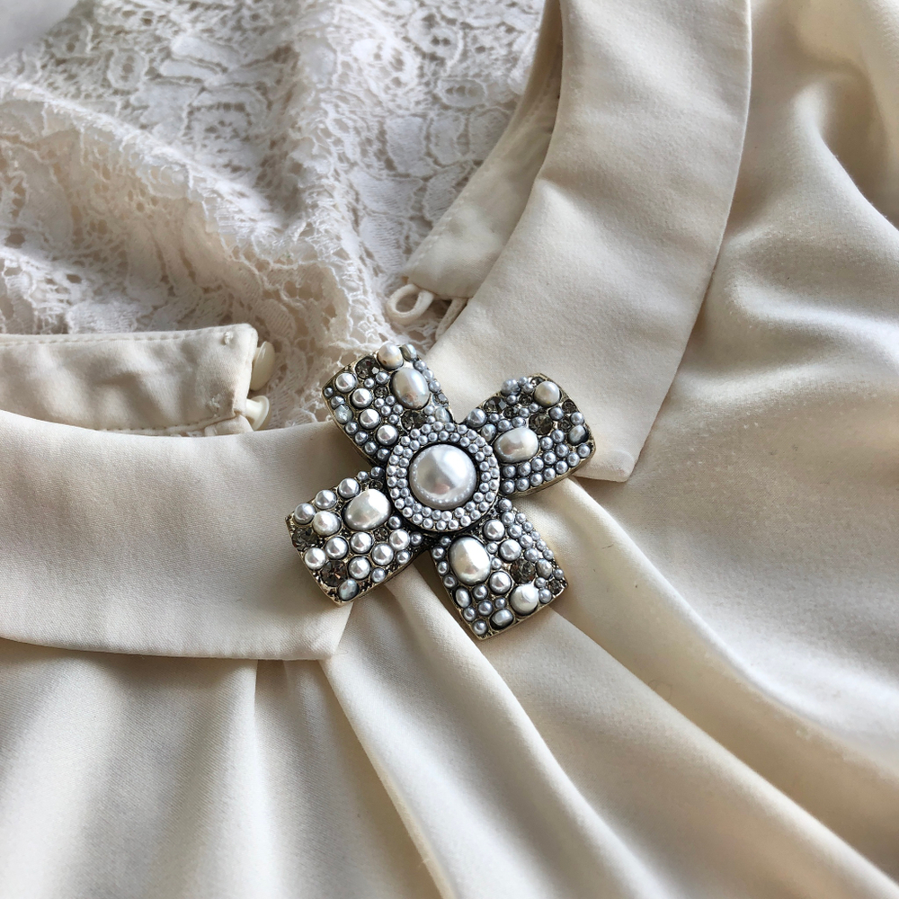 Брошь-подвеска крест с кристаллами и речным жемчугом