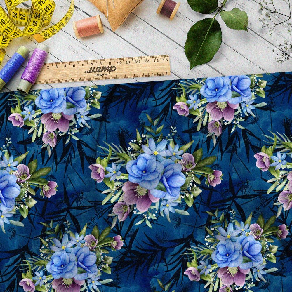 Ткань мембрана пастельные цветы на синем фоне с листьями