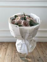 Сборный букет из роз и ранункулюсов в оформлении