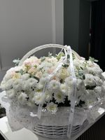 Гранд корзина из кустовых пионовидных роз, хризантемы, эвкалипта и одноголовых роз