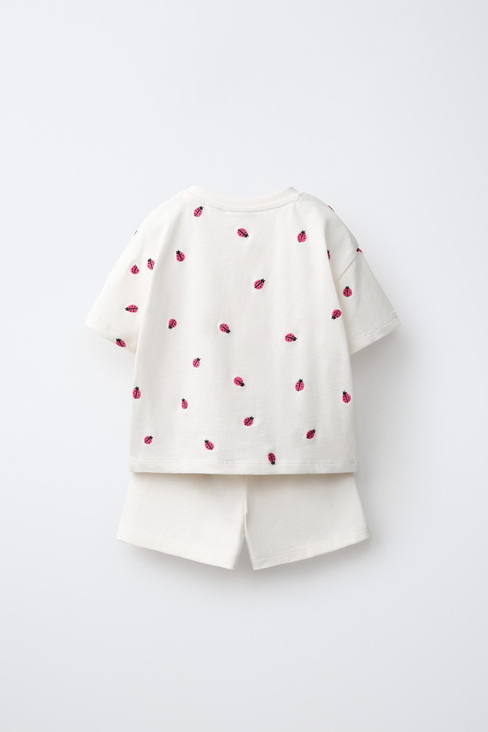 ZARA КОМПЛЕКТ ИЗ ФУТБОЛКИ И ШОРТОВ С ВЫШИВКОЙ, ЭКРЮ