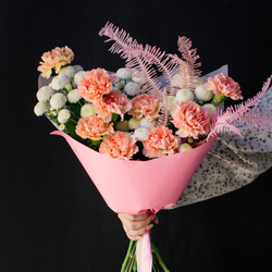 14. Стойкий букет с хризантемой и диантусами