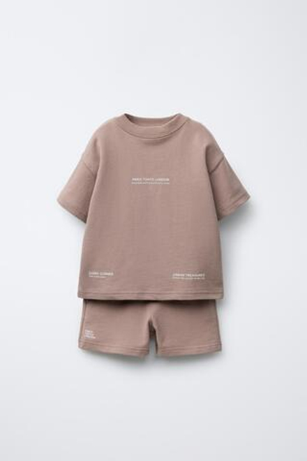 ZARA КОМПЛЕКТ ИЗ ФУТБОЛКИ И ШОРТОВ-ДЖОГГЕРОВ С НАДПИСЬЮ, СВЕТЛО-КОРИЧНЕВЫЙ
