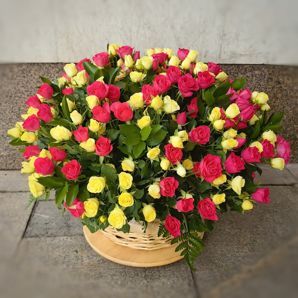 51 кустовая роза в корзине