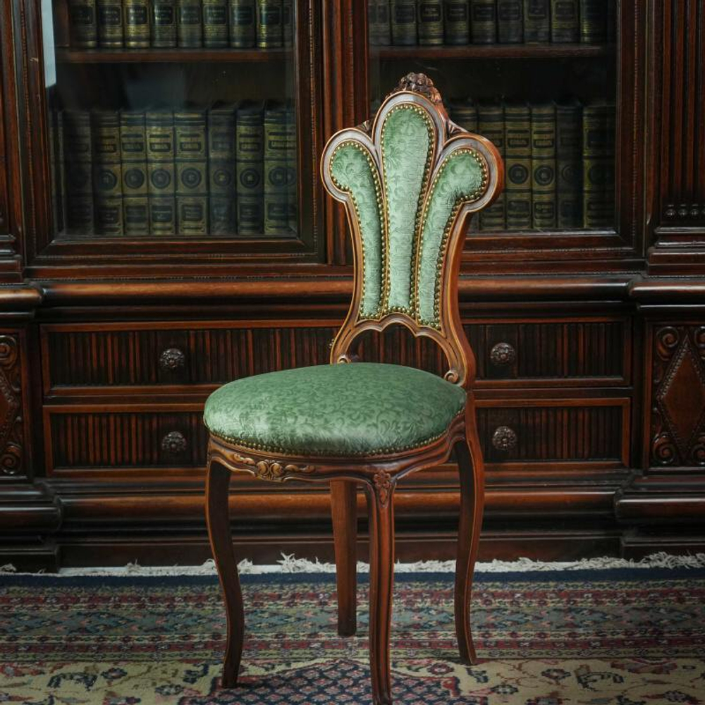 Антикварный стул