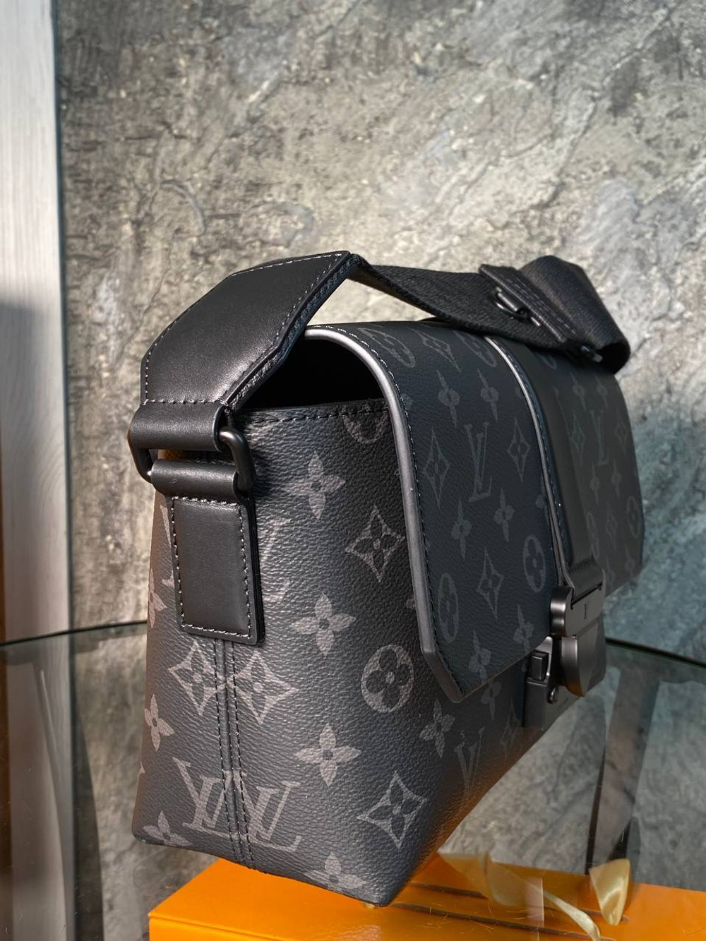 Сумка-мессенджер Louis Vuitton