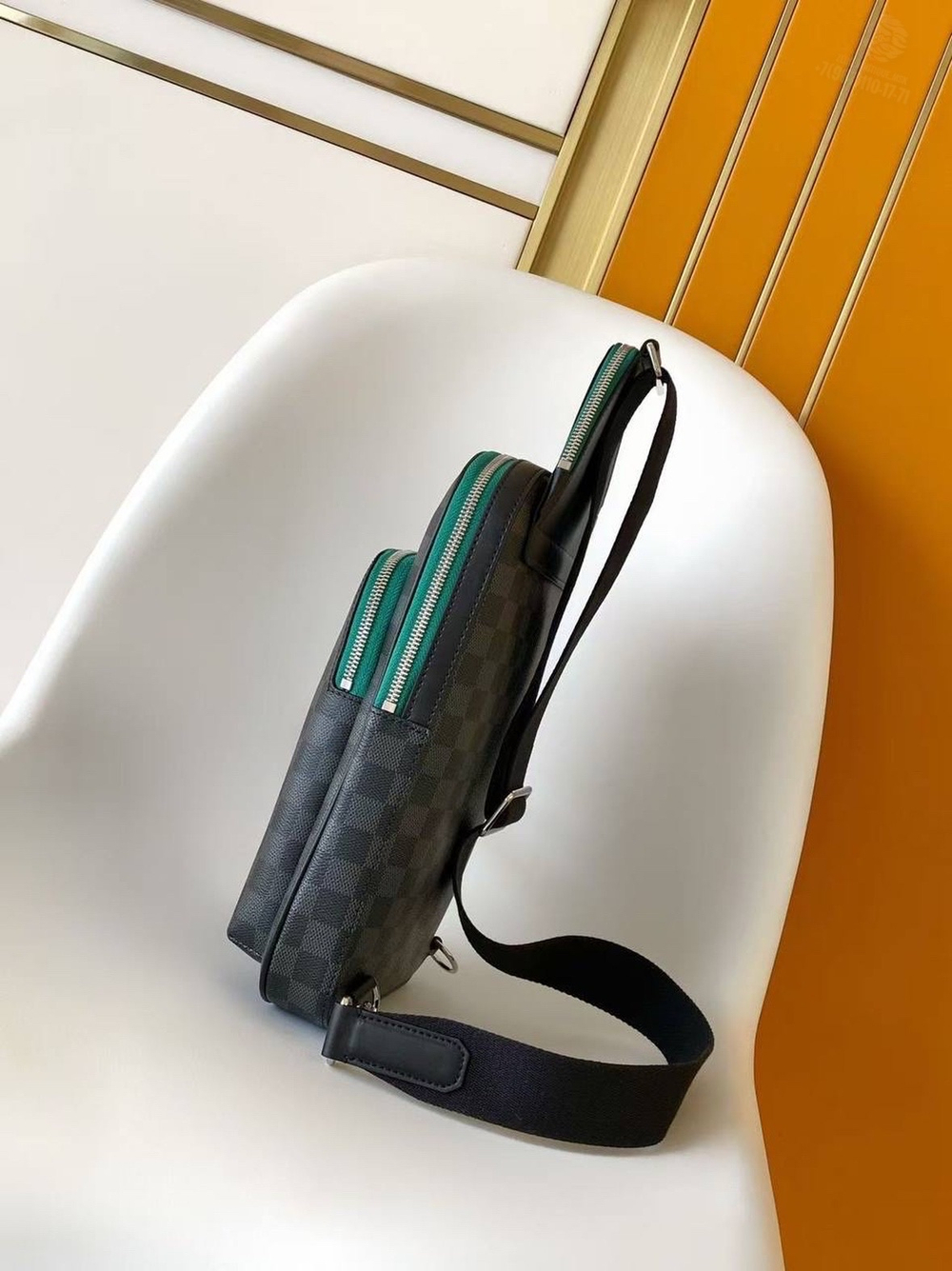 Сумка-слинг Louis Vuitton Avenue