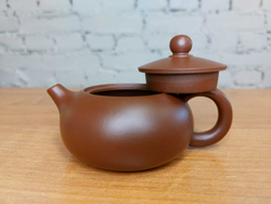 259302 Чайник ИСИН "БЯНЬ СИШИ" (Плоский Сиши" 140мл, в подар.коробке, глина корич.