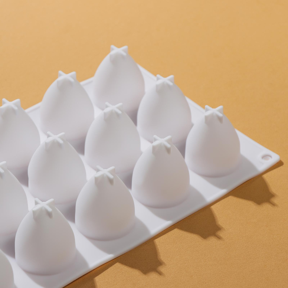 Форма для выпечки и муссовых десертов "Клубника" 15 ячеек 29х17х4 см, цвет белый