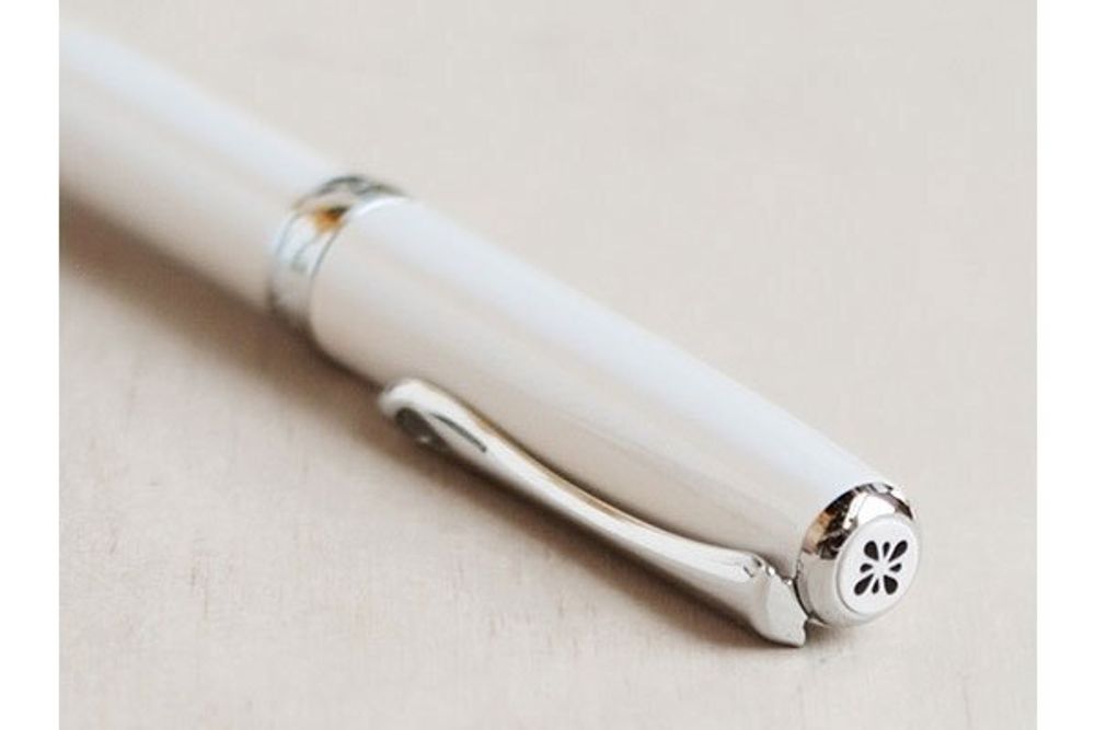 Перьевая ручка Diplomat Excellence A2 pearl white с пером M 14ct. (D40210015) 2