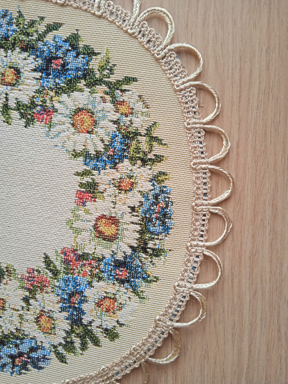 Набор декоративных гобеленовых салфеток "Васильки и ромашки" (1 шт 40х60 см +6 шт d 20см.)