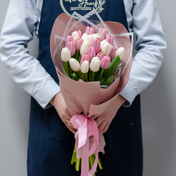 Белые и розовые тюльпаны