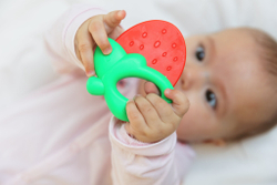 Погремушка "Клубничка" 1 шт ПОМА с 3 месяцев