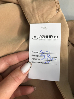 Платье базового оттенка, визуально 42 размер