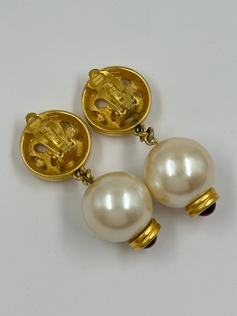 Клипсы с «жемчужными» подвесками Givenchy