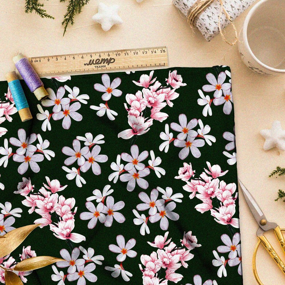 Ткань блэкаут опадающая сакура на тёмно-зелёном фоне