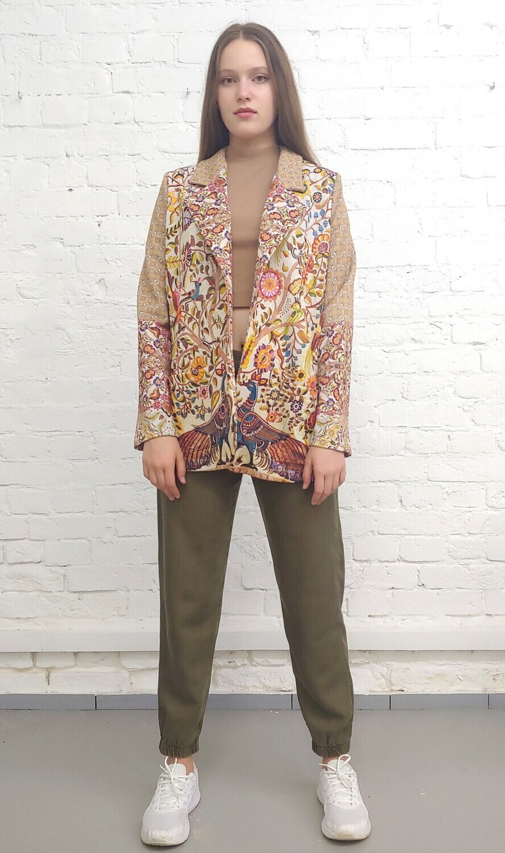 Трикотажный жакет "Райские птицы", по мотивам текстильного панно «Древо Жизни" выполненного в древнеиндийской технике ‘каламкари’ мастером Гураппа Четти