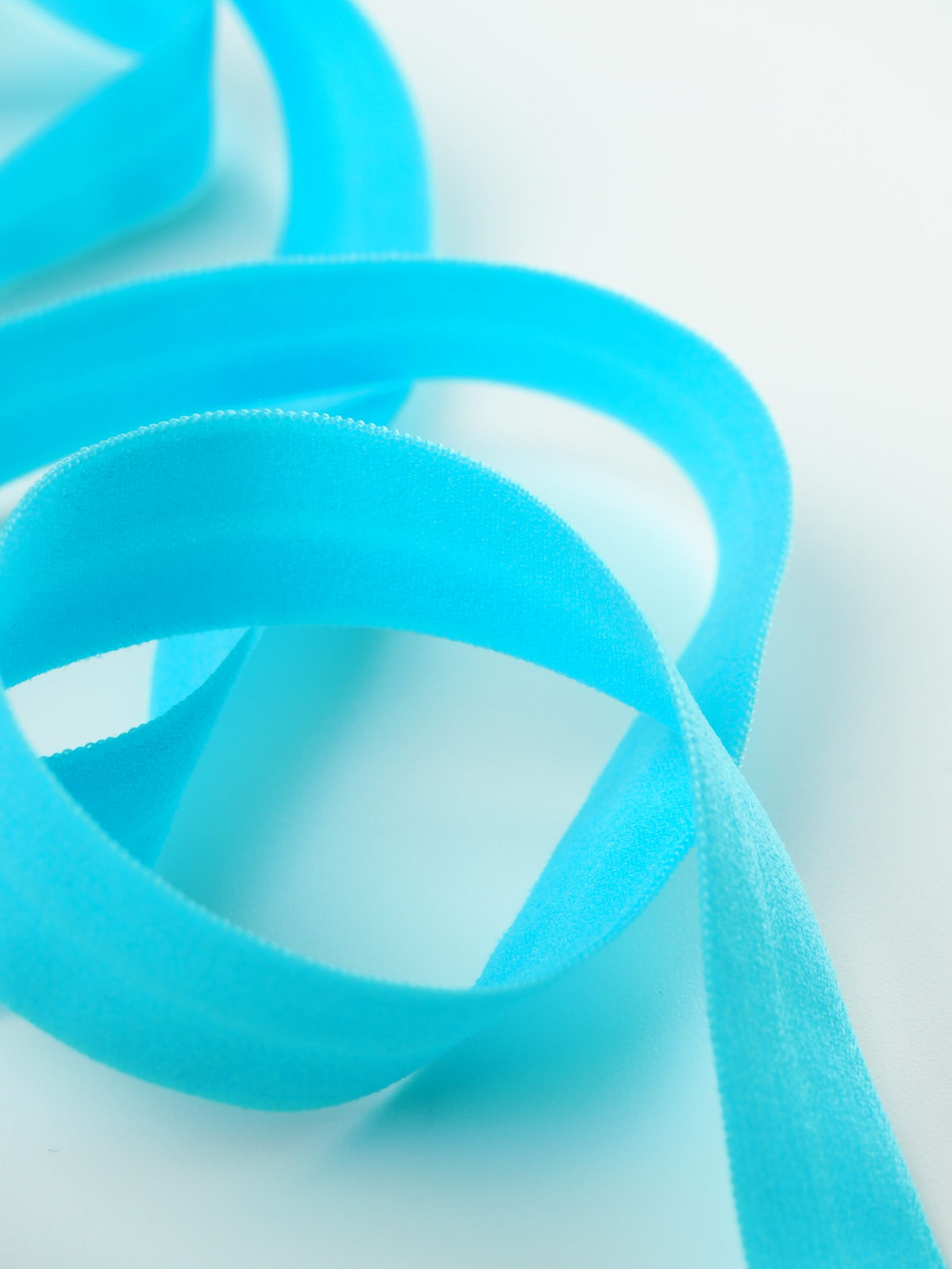 Бейка эластичная ярко-голубая матовая ширина 15 мм