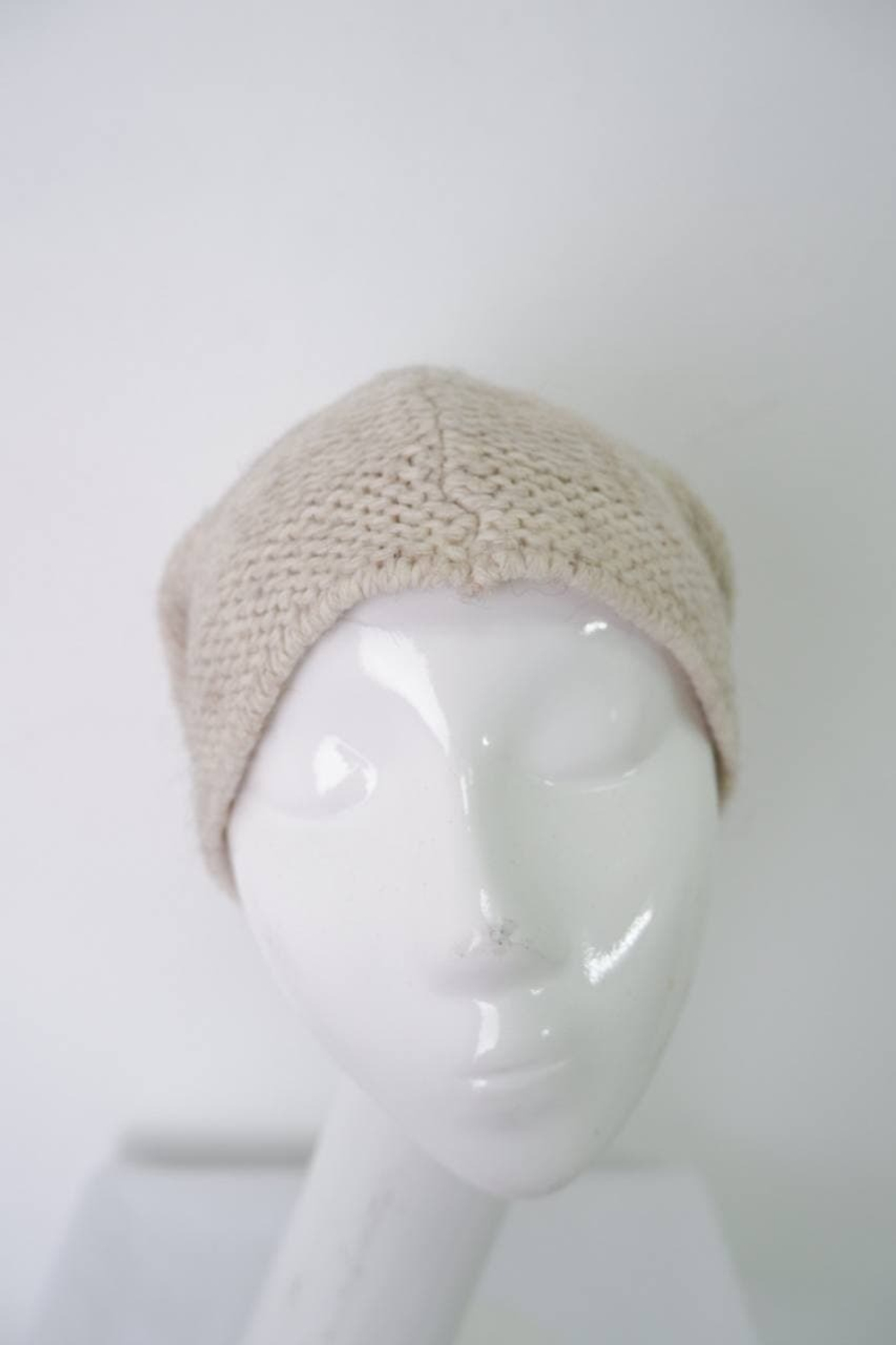 Шапка светлого оттенка