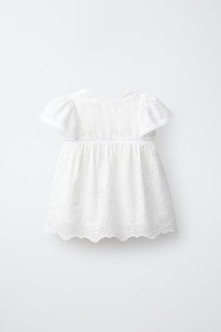 ZARA ПЛАТЬЕ С ВЫШИТЫМИ ЦВЕТАМИ, БЕЛЫЙ