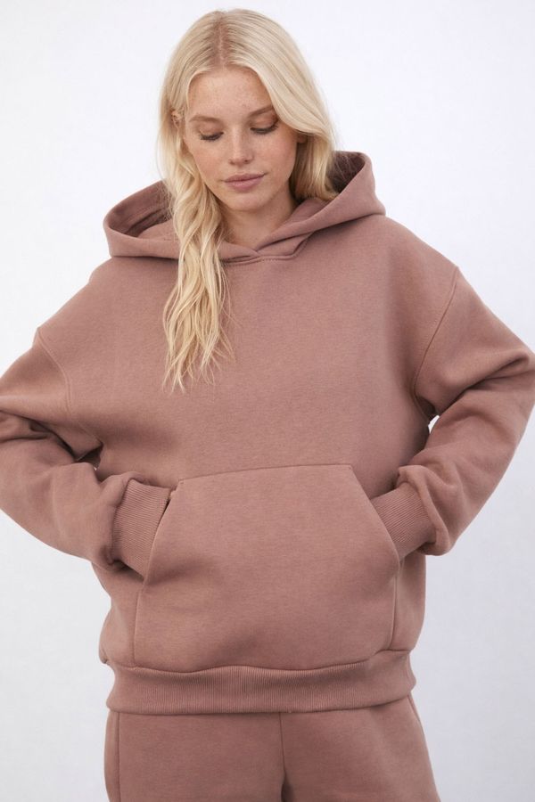 Утепленное худи свободного кроя цвета молочный шоколад