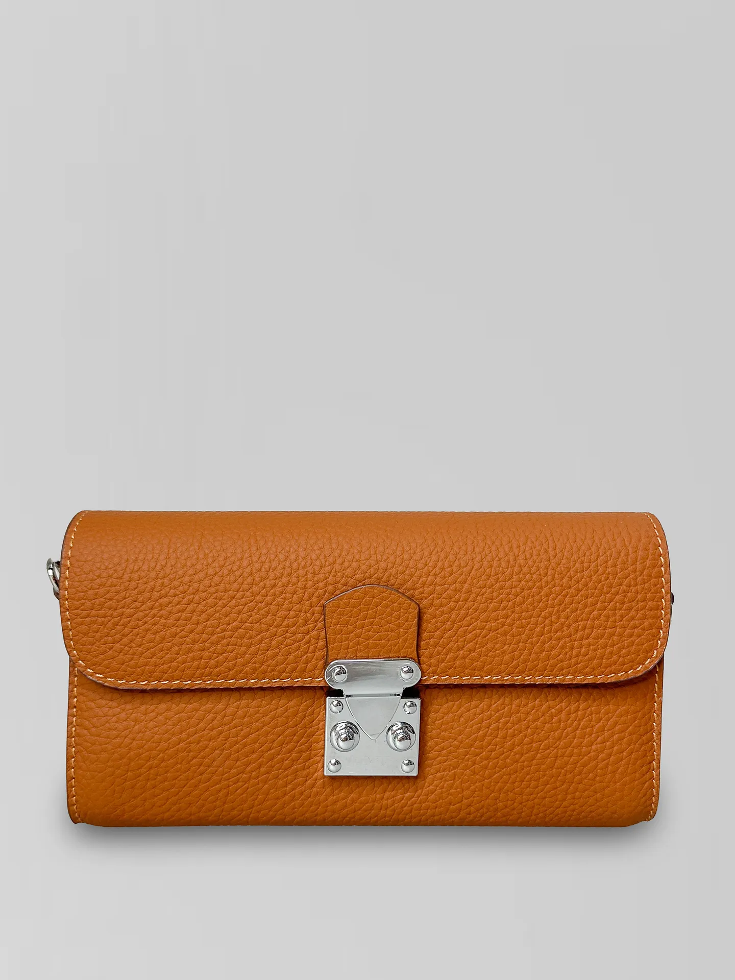 Сумочка 625 прямоугольной формы с металлической застежкой и ремешком в комплекте