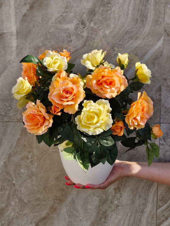 Искусственные цветы Розы желто-оранжевые густые в белом кашпо