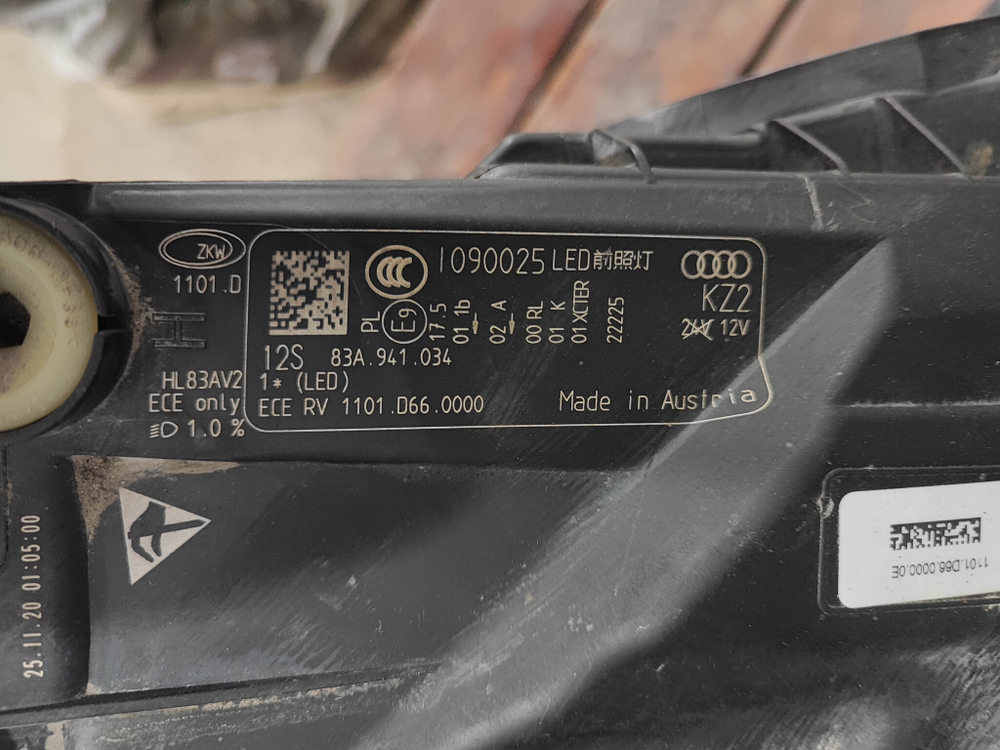 Фара правая LED Audi Q3 (F3) 18-нв Б/У Оригинал целая 83A941774