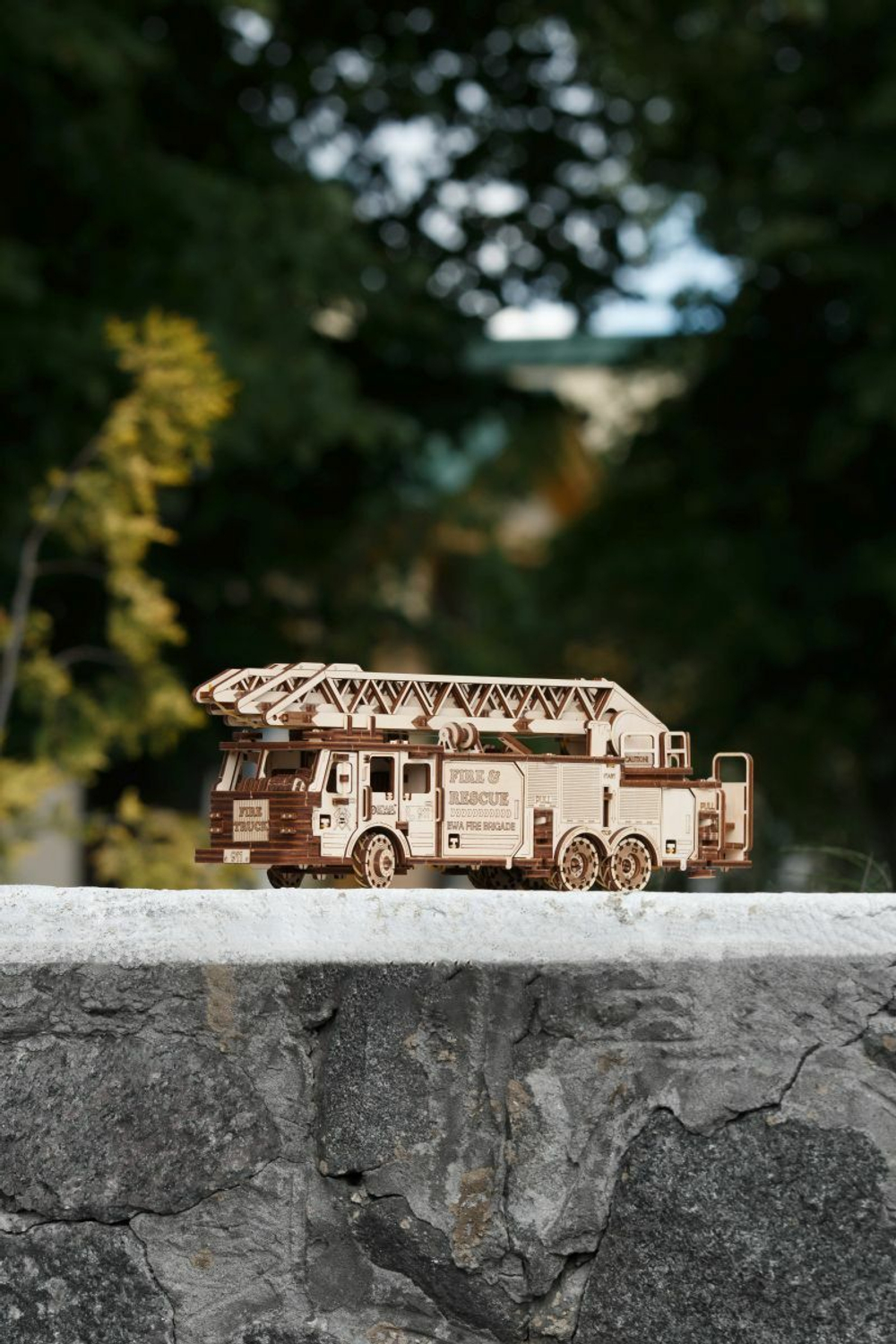 Пожарная машина выдвижной вращающейся лестницей от EWA - Fire Truck, Деревянный конструктор, сборная модель, 3D пазл
