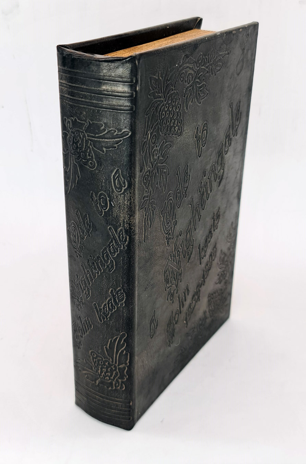 Футляр-шкатулка в форме книги