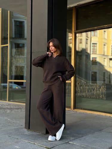 Коричневый трикотажный костюм с воротником-поло