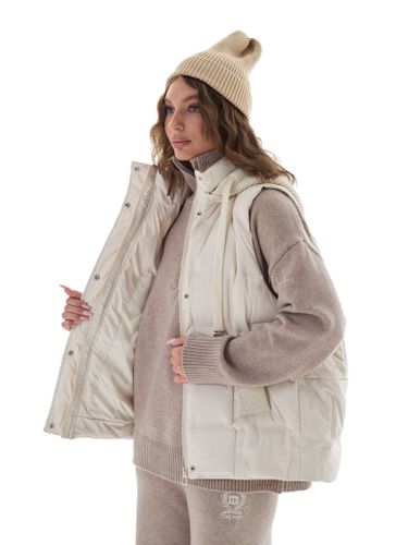 Светло-бежевый пуховый жилет с вязаным капюшоном
