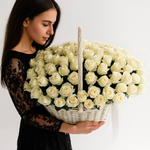 Корзина из 101 белой розы