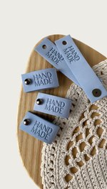 НОВИНКА Кожаные бирки с тиснением на кнопке "Hand Made"