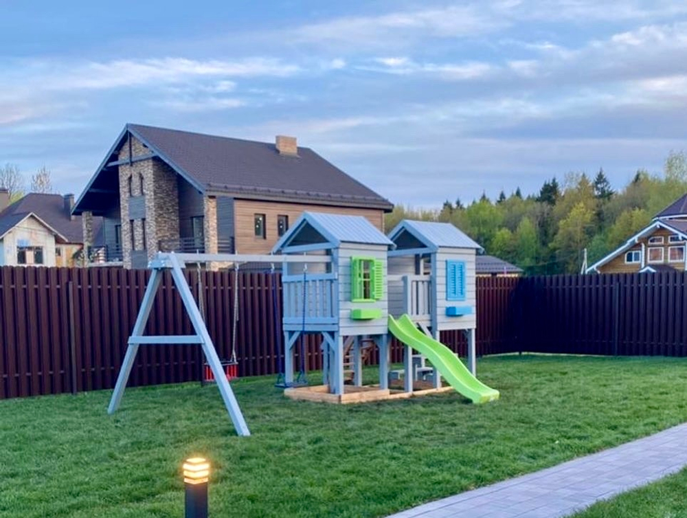 Детский деревянный домик с качелями на цепях Флоренция